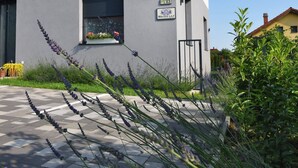 Un edificio moderno con fachada gris, múltiples ventanas y un letrero que indica un jardín de nenúfares.