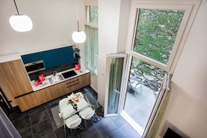 Appartement | Privékeuken | Een koelkast, een magnetron, een kookplaat, een vaatwasser