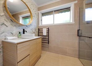 Bathroom - Tír na nÓg, holiday home in Bright (Bright)