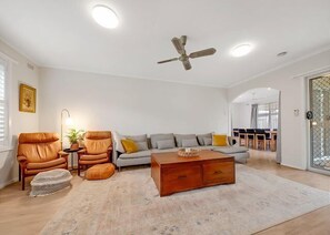 Living area - Tír na nÓg, holiday home in Bright (Bright)