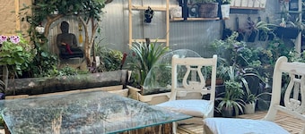 Close to the beach and shopping center 