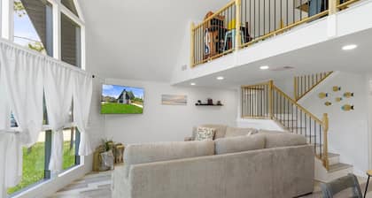 Coastal family gaming retreat with pool table, hot tub, arcades - pet welcome