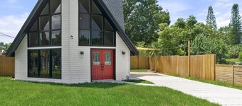 Coastal family gaming retreat with pool table, hot tub, arcades - pet welcome