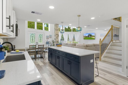 Coastal family gaming retreat with pool table, hot tub, arcades - pet welcome
