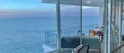 Smart-TV, Kamin, Bücher