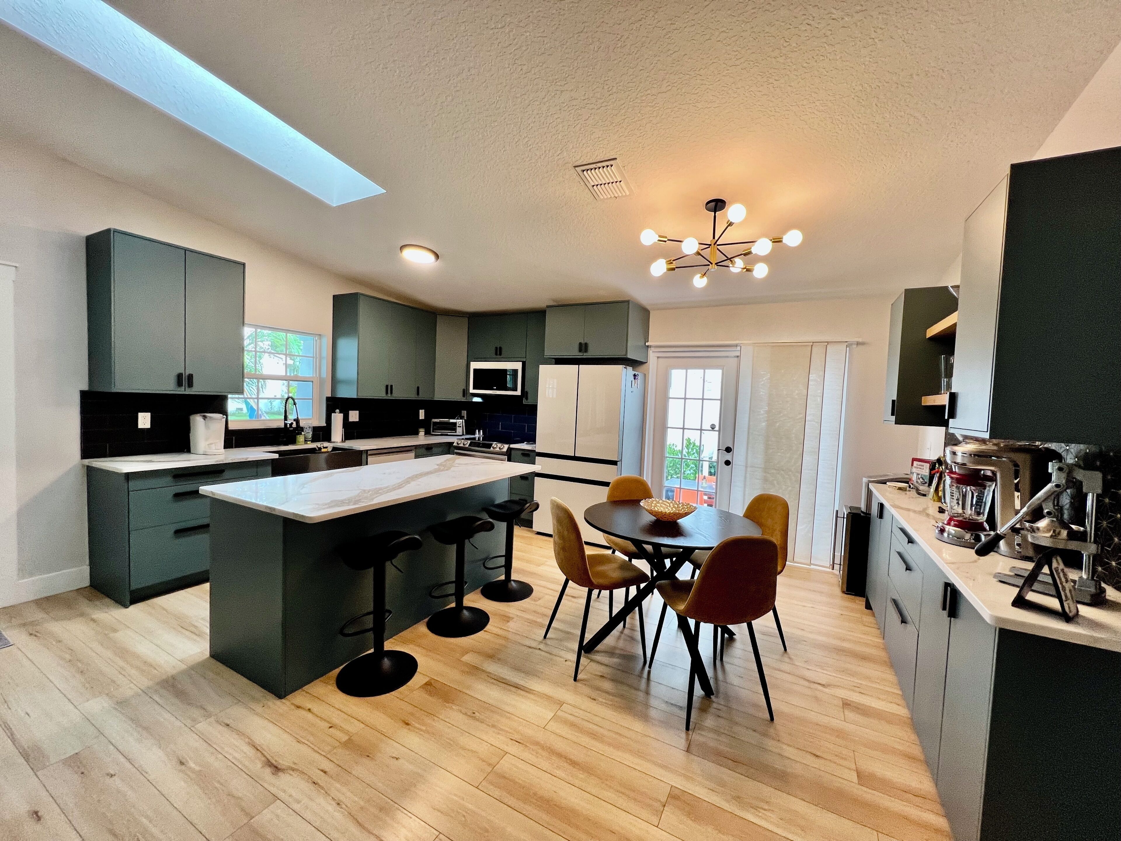Gorgeous Craftsman Pool & Hot Tub Home, Walk to Downtown and Tampa Bay