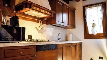 Kühlschrank, Mikrowelle, Herdplatte, Geschirrspüler