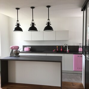 Kühlschrank, Mikrowelle, Ofen, Herdplatte