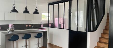 Kjøleskap, mikrobølgeovn, ovn og kokeplater