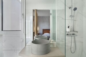 Quarto casal standard, 1 cama de casal, para não fumantes, banheiro privativo | Banheiro | Chuveiro, secador de cabelo, toalhas de banho, sabonete
