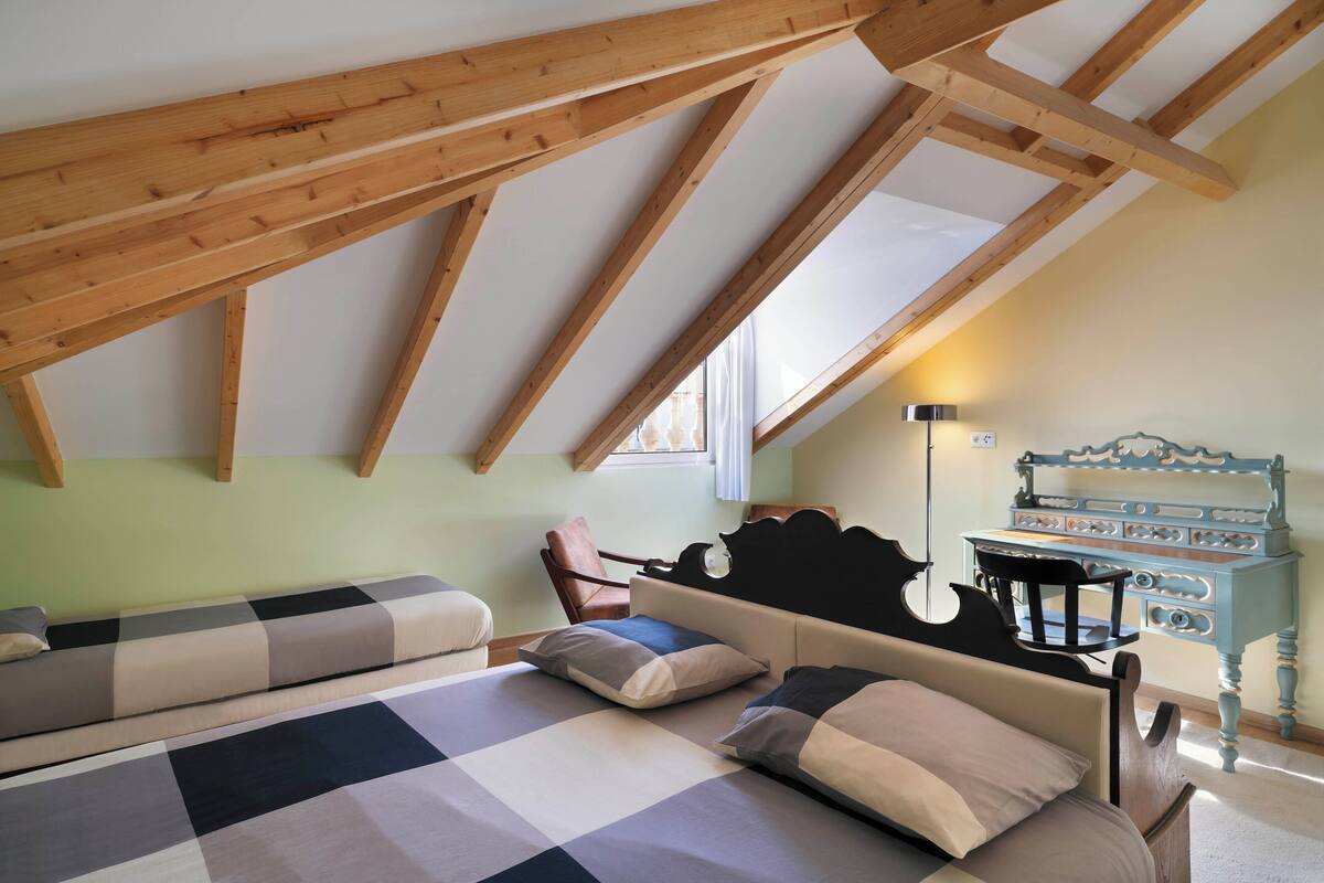 Deluxe-Dreibettzimmer, Stadtblick | Bettwäsche aus ägyptischer Baumwolle, hochwertige Bettwaren