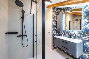 Dusche, Haartrockner, Handtücher