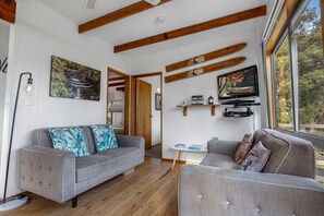 TV, DVD player - Jetty View - Lorikeet Cabin: Feel a sense of nature in this rural environment (Nungurner)