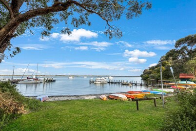 Jetty View: Lorikeet Cabin - Feel a sense of nature in this rural environment
