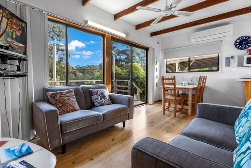 Jetty View: Lorikeet Cabin - Feel a sense of nature in this rural environment