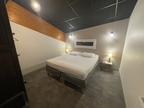 4 bedrooms, iron/ironing board, free WiFi