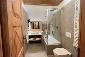 Secadora de cabello, batas, pantuflas, bidet