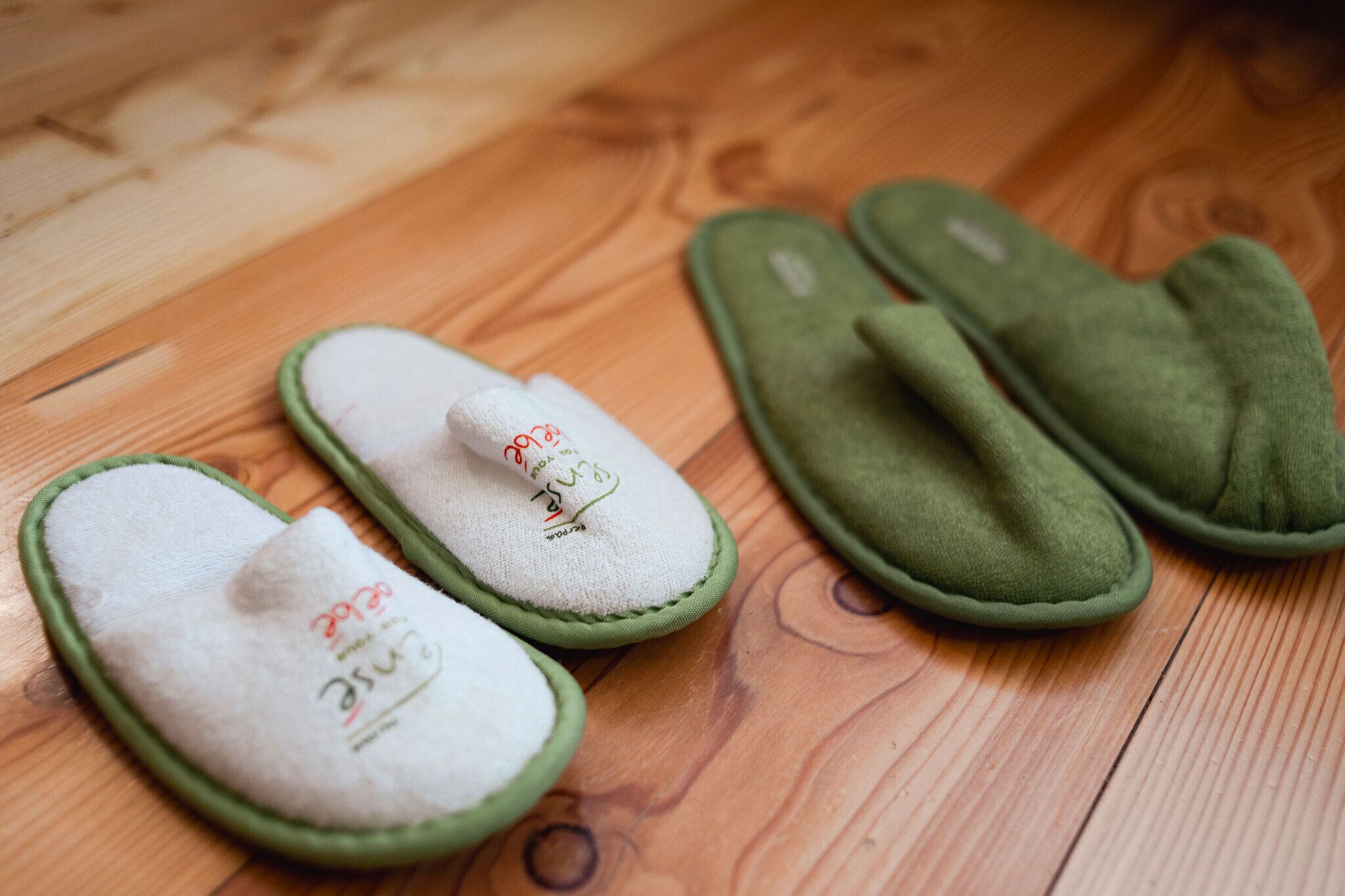 Un par de zapatillas sobre un suelo de madera.