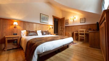 Een minibar, een kluis op de kamer, individueel gemeubileerd, een bureau