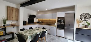 Réfrigérateur, micro-ondes, four, plaque de cuisson