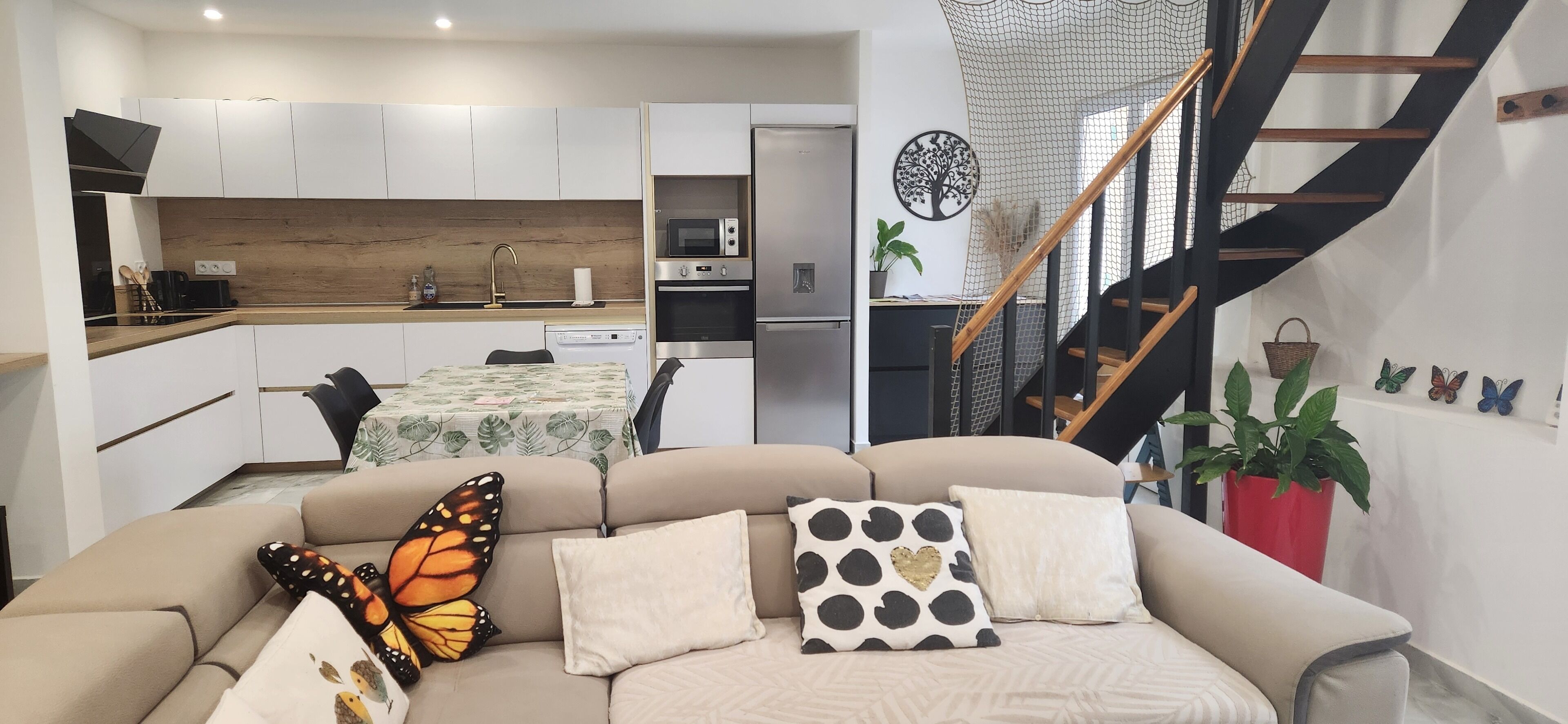 TV connectée, lecteur de DVD, livres