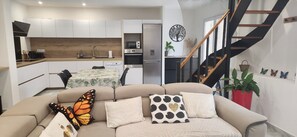 Smart TV, DVD player, books - Sunny villa with private terrace, AC & free parking–6 guests–Narbonne near beach (Narbonne)