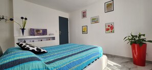 2 عدّة غرف نوم ومكواة/لوح كي وسرير سفر وواي فاي مجانًا