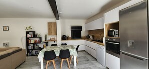 ثلاجة، ميكروويف، فرن، موقد طهي مسطح