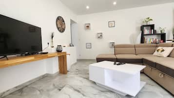 TV connectée, lecteur de DVD, livres