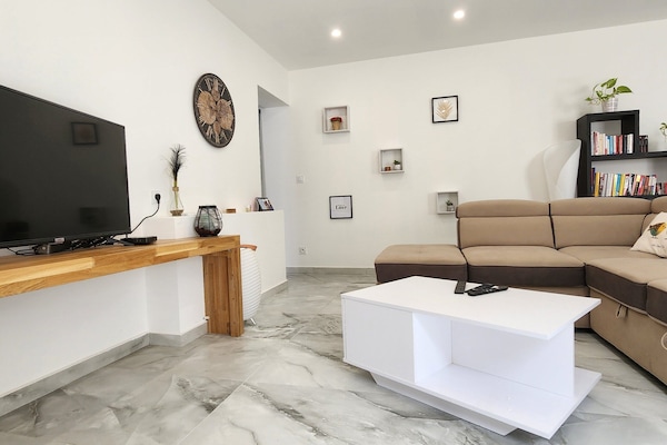 Una Smart TV, un reproductor de DVD, libros