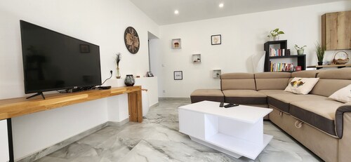 Sunny villa with private terrace, AC & free parking–6 guests–Narbonne near beach