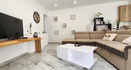 Sunny villa with private terrace, AC & free parking–6 guests–Narbonne near beach