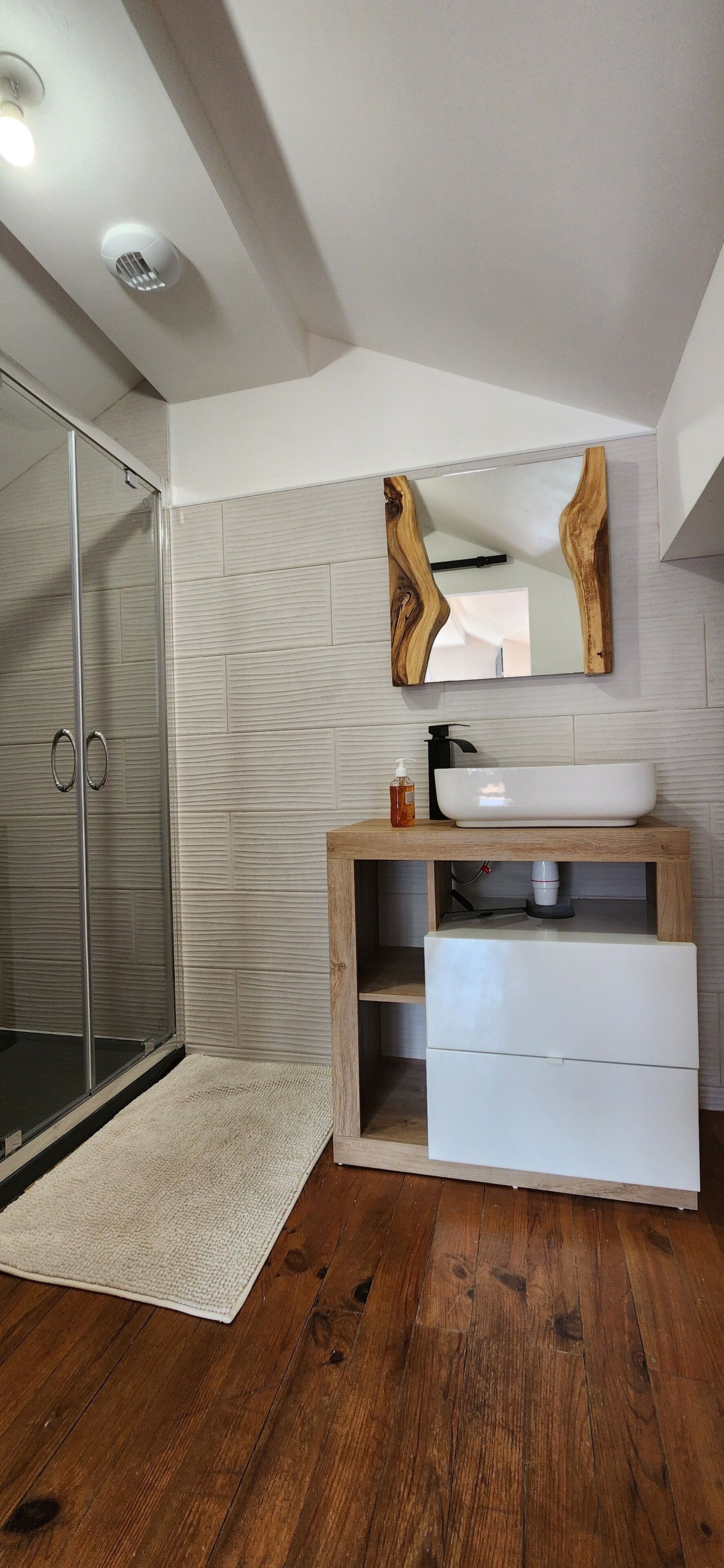 Douche, sèche-cheveux, serviettes fournies, savon