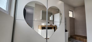 Dusj, hårføner, håndklær og såpe