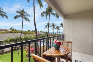 Outdoor dining - Oceanview Condo | Steps to Kamaole Beach II | Top-Floor Kihei Comfort w/ AC (Kihei)