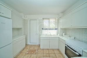 雪櫃、焗爐、咖啡機/沖茶器、廚房用具/餐具/器皿