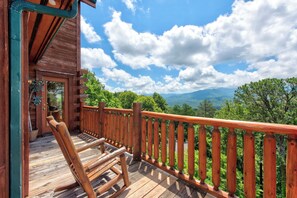 Terrace/patio - Papa Bear's Cabin – 8BR with stunning Mt. LeConte views (Gatlinburg)