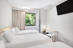 Safe på rommet, skrivebord, strykejern/-brett og wi-fi (inkludert)