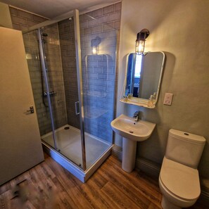 Zuhanyzó, ingyenes piperecikkek, törölközők és szappan