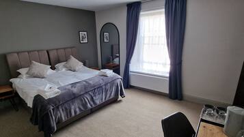 Deluxe Double Room, 1 Double Bed | Desk, iron/ironing board