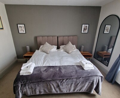 OYO The Victorian Cap