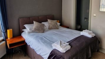 Escritorio y tabla de planchar con plancha