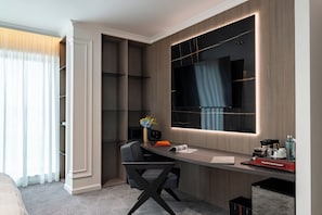 Minibaari (osa tuotteista ilmaisia), tallelokero huoneessa, työpöytä