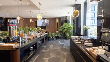 Petit déjeuner buffet (70 RON par personne)