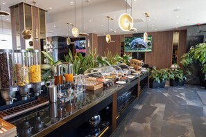 Daily buffet breakfast (RON 70 per person)