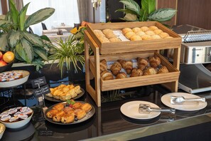Daily buffet breakfast (RON 70 per person)
