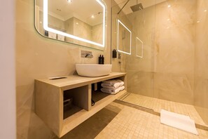 Quarto casal superior, 2 camas de solteiro | TV