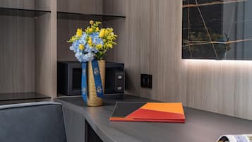 Mini-bar avec articles gratuits, coffres-forts dans les chambres, bureau