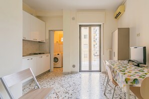 Appartement, balkon | Woonruimte | Een 35-inch televisie met digitale zenders