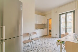 公寓, 陽台 | 起居區 | 35-吋電視,提供數位頻道